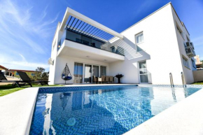 CROWONDER Villa Sunrise with Swimming Pool and Seaview